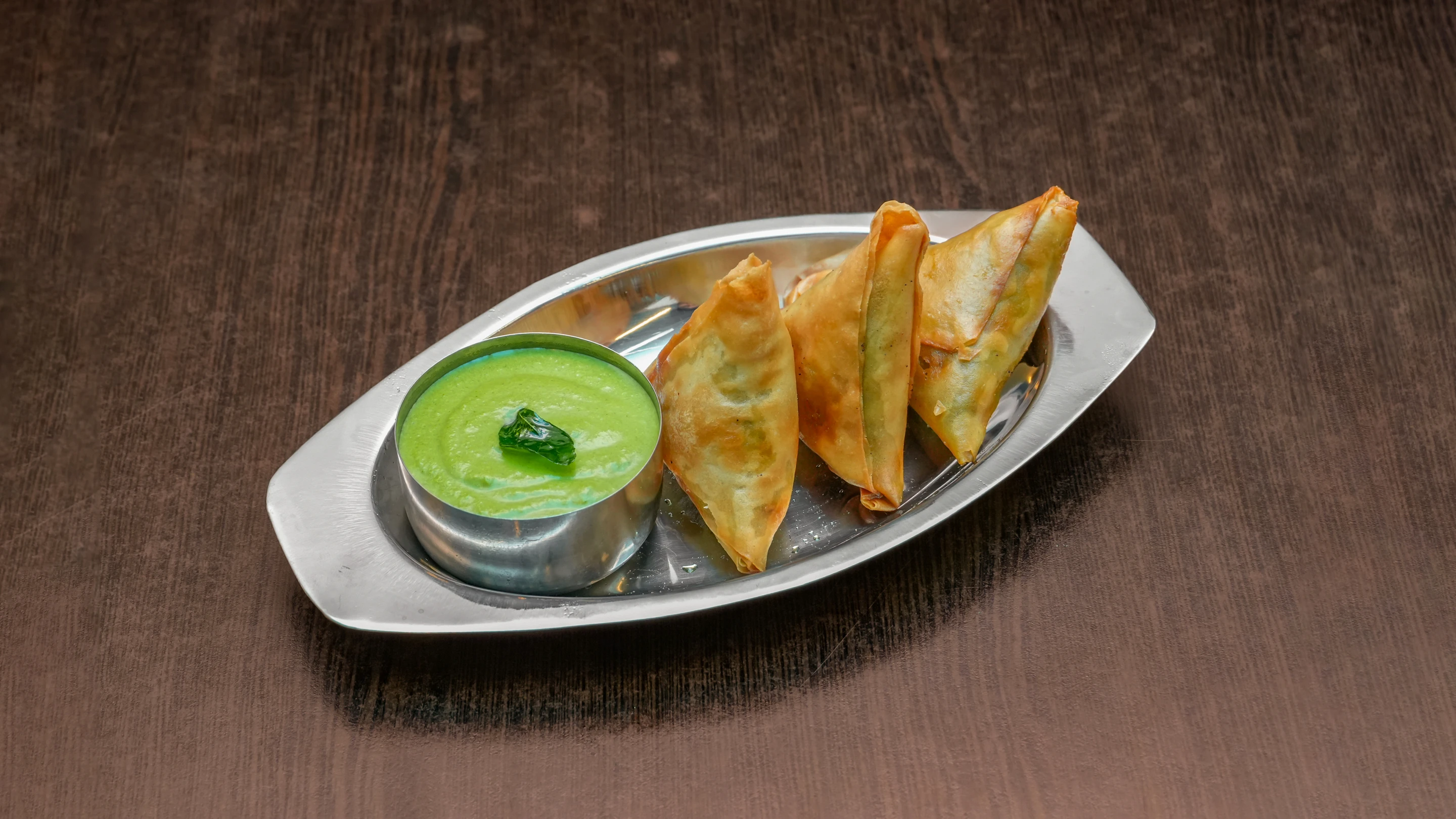 Vegetable Samosa (3 in a Portion) + Green sauce (V)